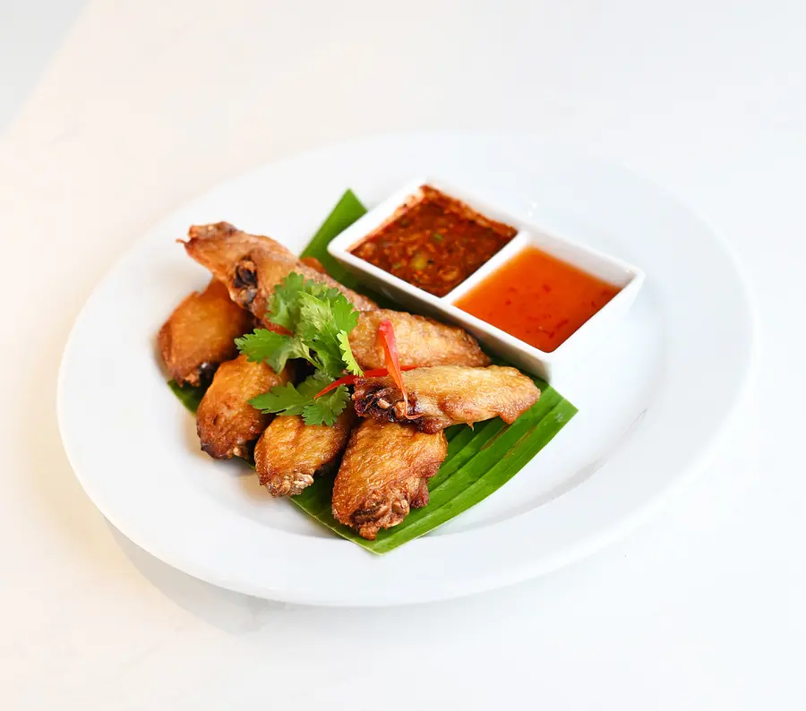 ปีกไก่ทอดน้ำปลาเสิร์ฟกับแจ่วและน้ำจิ้มไก่