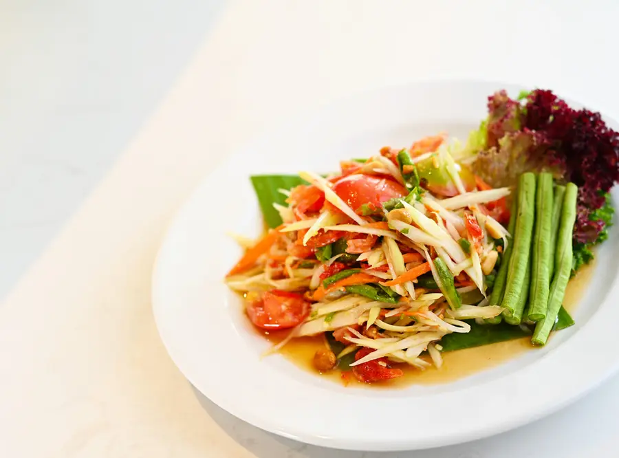 ส้มตำไทยใส่ถั่วลิสง มะเขือเทศ ถั่วฝักยาว กุ้งแห้ง